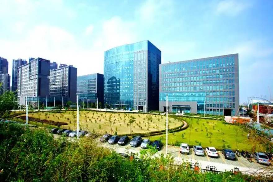 看球网 足球转会市场观察：中场球员价值重估与球队建队逻辑